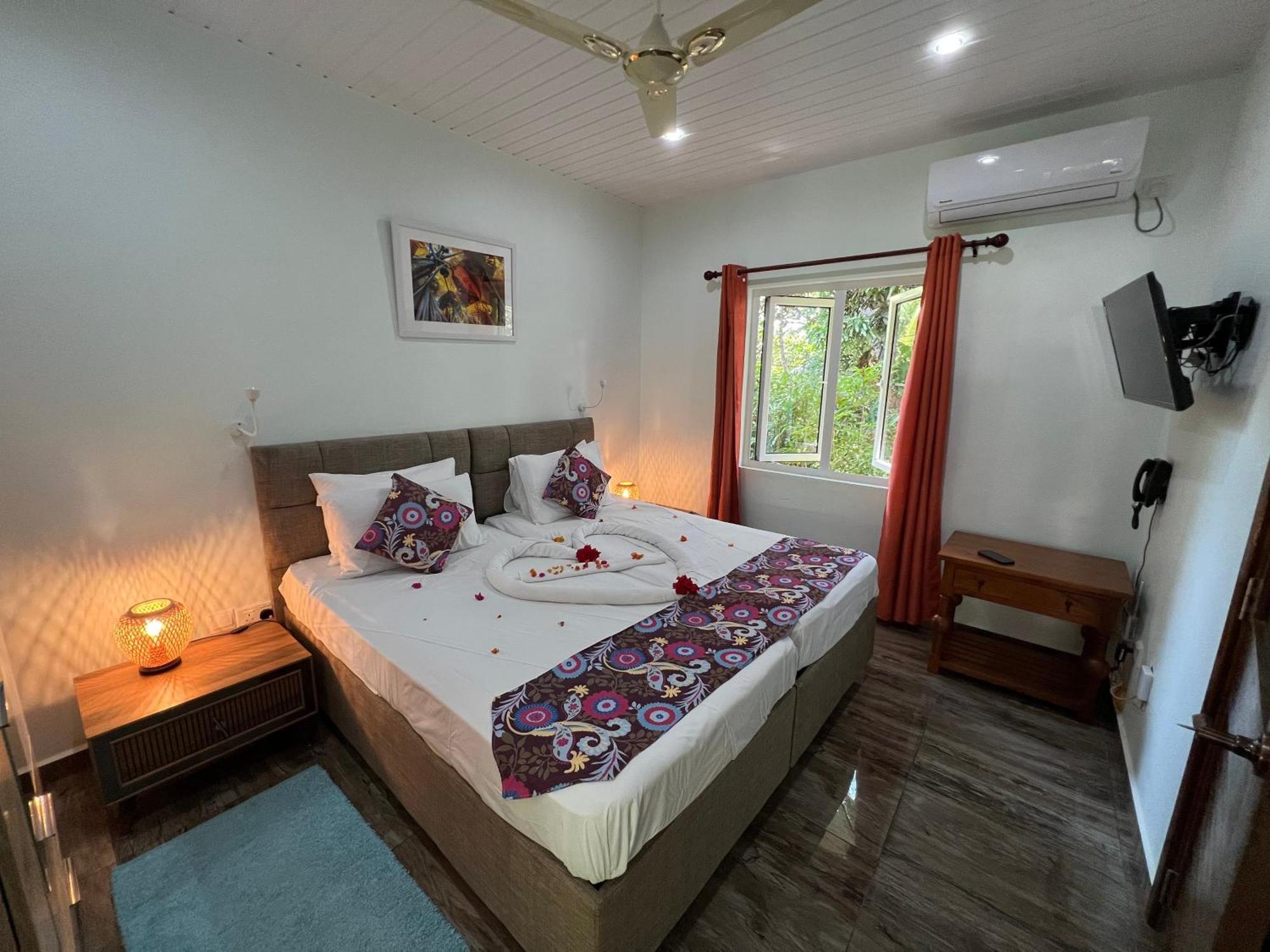 Chloe'S Cottage Self-Catering La Digue Exteriör bild