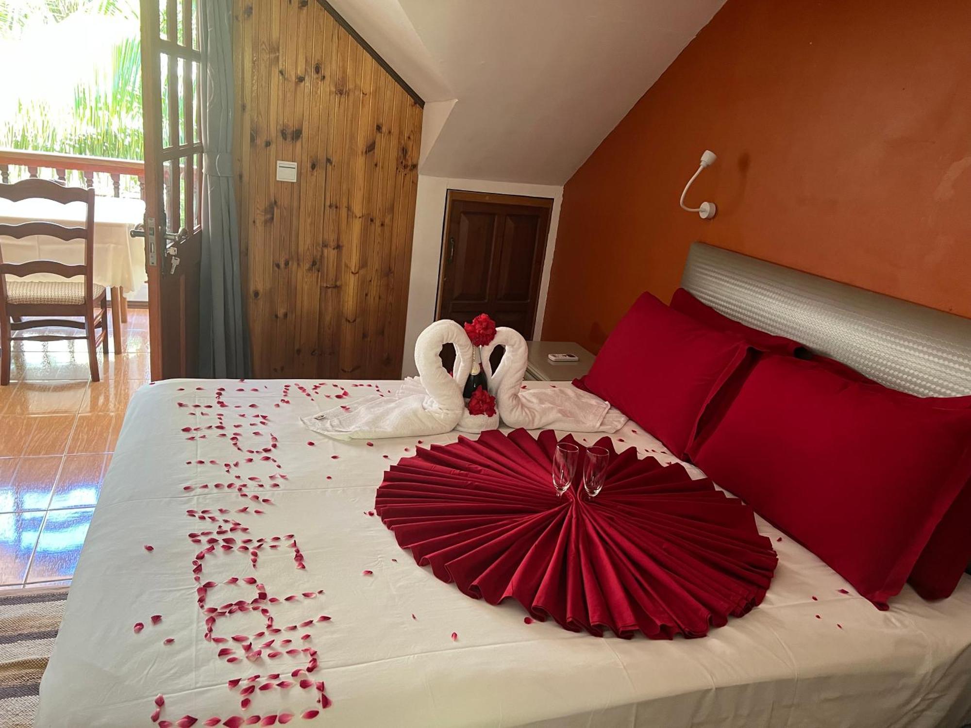 Chloe'S Cottage Self-Catering La Digue Exteriör bild