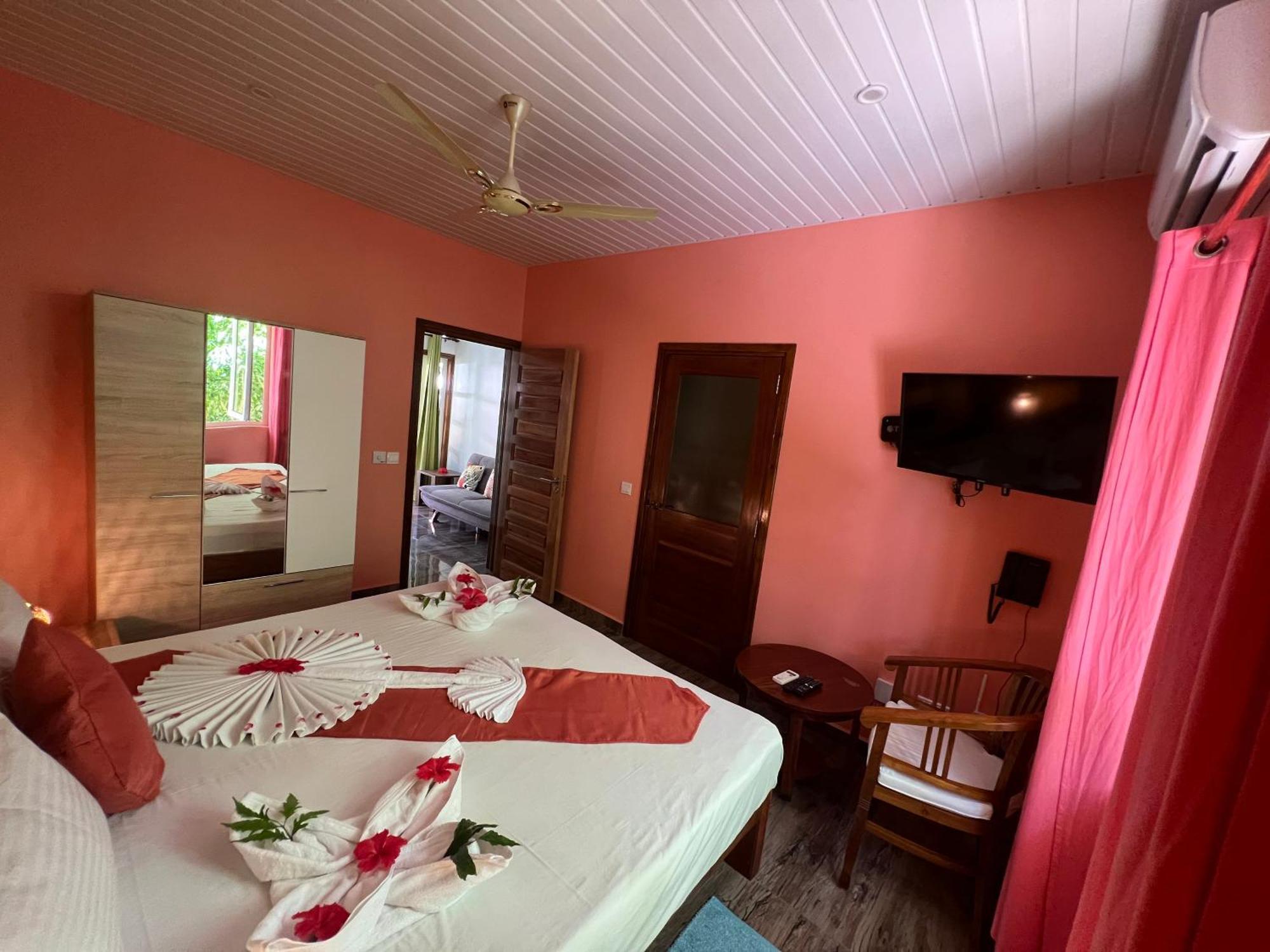 Chloe'S Cottage Self-Catering La Digue Exteriör bild