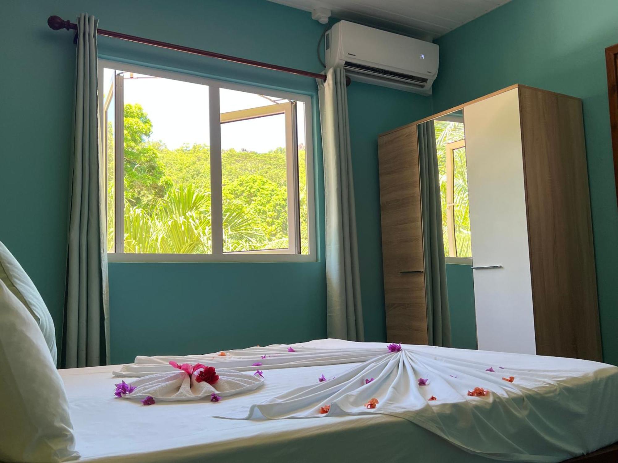 Chloe'S Cottage Self-Catering La Digue Exteriör bild
